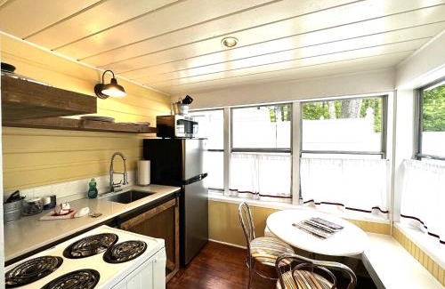 Wolfeboro Hotel | Cottage 12 - King Bed Child Loft w Twin Private Bath Kitchenette Pets Allowed Fee applies