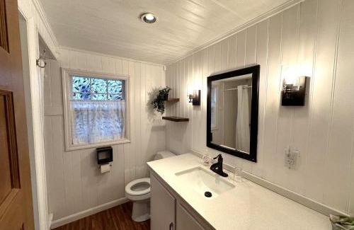 Wolfeboro Hotel | Cottage 12 - King Bed Child Loft w Twin Private Bath Kitchenette Pets Allowed Fee applies