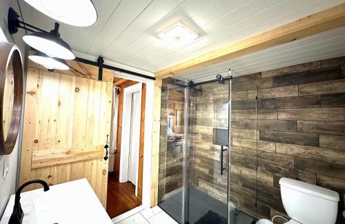 Wolfeboro Hotel | Cottage 12 - King Bed Child Loft w Twin Private Bath Kitchenette Pets Allowed Fee applies