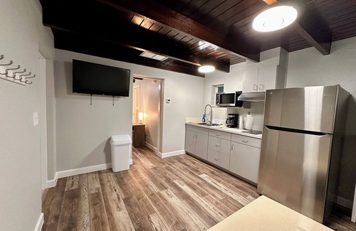 Tavares Cottage | Cottage 36: Sunshine Suite - Waterfront Lodging in Downtown Tavares, FL