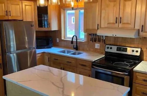 Amherst Cottage | Cottage by River Falls with Hot Tub & Sauna