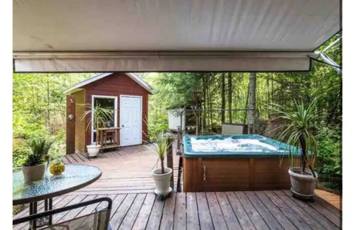 Amherst Cottage | Cottage by River Falls with Hot Tub & Sauna