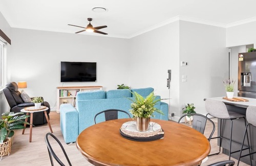 Long Jetty House | Cottage by the Lake, 1 bedroom full size house, full kitchen, 2 living areas.