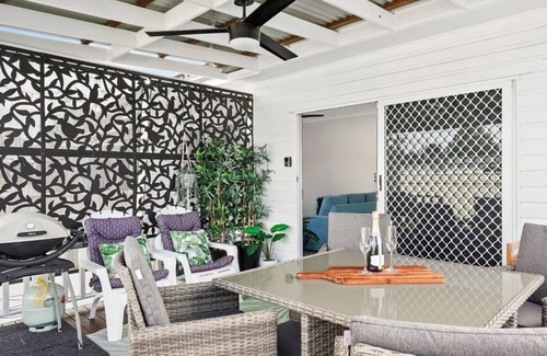 Long Jetty House | Cottage by the Lake, 1 bedroom full size house, full kitchen, 2 living areas.