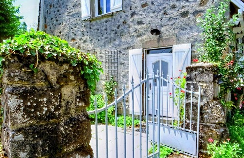 Saint-Cirgues-de-Malbert House | Cottage in Auvergne near Puy Mary