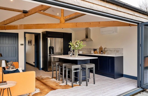 Hawling Cottage | Cottage in Cotswolds with Hot Tub & Views