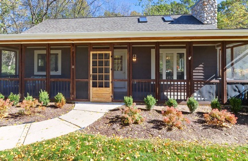 Fontana-on-Geneva Lake Cottage | Cottage near Fontana Beach! Fire Pit/Deck/Gas Grill/Fireplace
