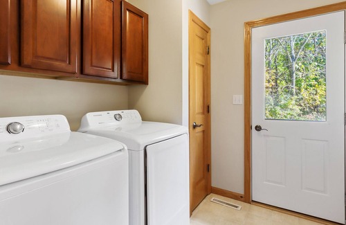 Fontana-on-Geneva Lake Cottage | Cottage near Fontana Beach! Fire Pit/Deck/Gas Grill/Fireplace