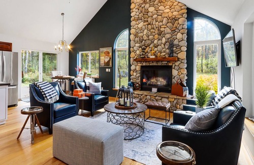 Fontana-on-Geneva Lake Cottage | Cottage near Fontana Beach! Fire Pit/Deck/Gas Grill/Fireplace