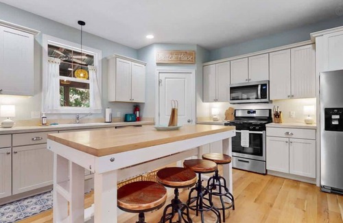 South Haven House | Cottage Near Lake, Van Buren State Park, Pilgrim Haven | Screened in Porch