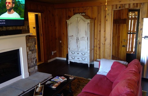 Logan Cottage | Cottage on the Lake. 10 steps from Lake Logan