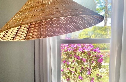 Amesbury Cottage | Cottage on the Lake with AC, WiFi, parking - Long term rental, pets OK