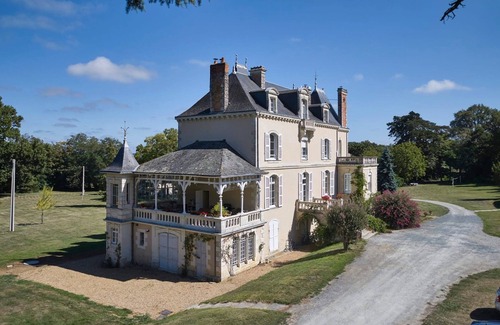 Jarze Cottage | Cottage (Sellerie sleeps 6) set in the magnificent grounds of a Chateau