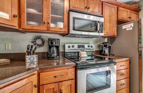 Blue Eye Cottage | Cottage sitting on 40 Acres! Dog Friendly! Pool Table Private Hot Tub, Car Charger
