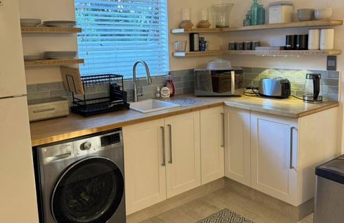 Greater Johannesburg Metropolitan Area Cottage | Cottage - Sleeps 4 - Pet friendly - Pool - Parking