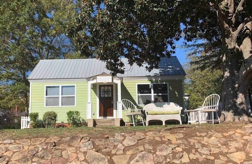 Fort Payne Apartment | Cottage Suite 2 - King Studio Apt.