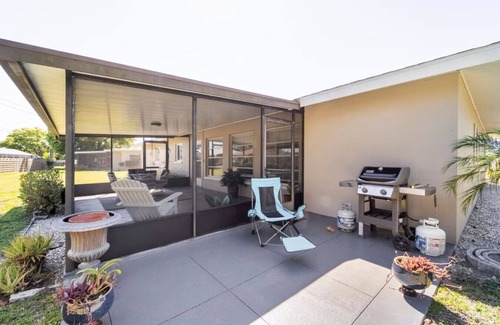 Gulf Gate Estates House | Cottage w/lanai and garage, 4 mi. Siesta Key