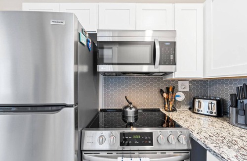 Long Beach Cottage | Cottage Walking Distance to the Beach W/E-Bikes