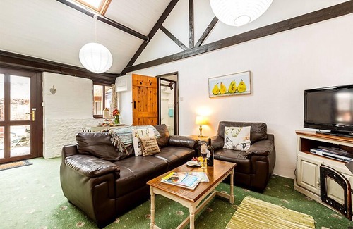Whitchurch Canonicorum Cottage | Cottage with Private Courtyard - "Cider Barn"