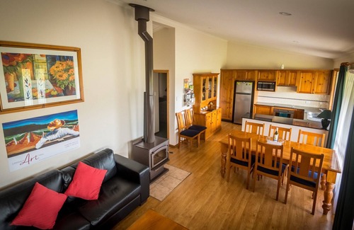 Lovedale Cottage | Cottages on Lovedale - No. 2 - 3 bedroom, 2 bathroom cottage in wonderful Lovedale location
