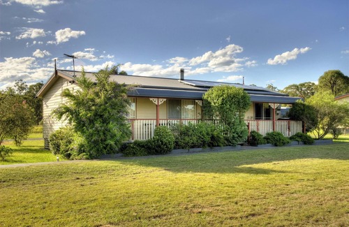 Lovedale Cottage | Cottages on Lovedale - No. 2 - 3 bedroom, 2 bathroom cottage in wonderful Lovedale location