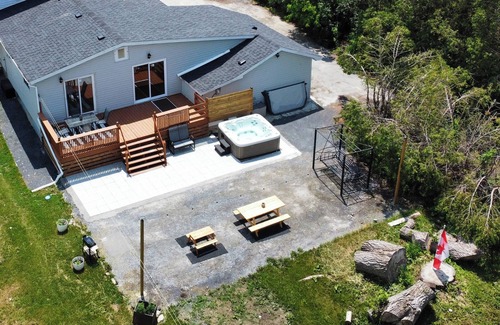 South Stormont House | Country 5 Bed 1.5 Bath - charming cottage w/gym,1HR to Ottawa & Montreal