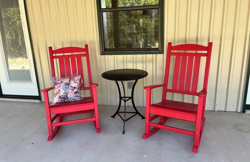 De Leon House | Country Chic Escape - relax and enjoy a new barndominium.