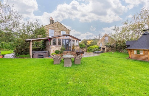 Otley House | Country Farmhouse, Sleeps 13 & New 8Seater Hot Tub