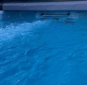 Otley House | Country Farmhouse with 8 seater brand new hot tub-