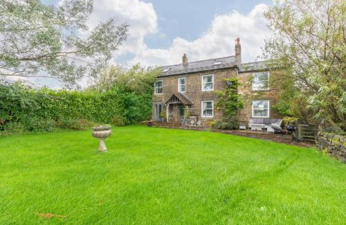Otley House | Country Farmhouse with 8 seater brand new hot tub-