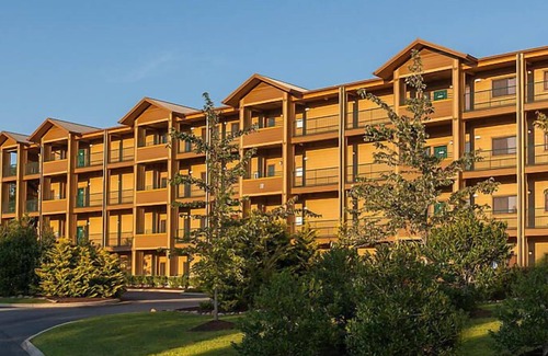 Gatlinburg Resort | Country Hotel near Gatlinburg amusement park w/indoor/outdoor heated pools, hot tubs and game rooms