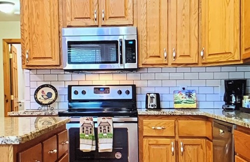 Sylva House | Country House by the Creek in Sylva/Pet friendly!