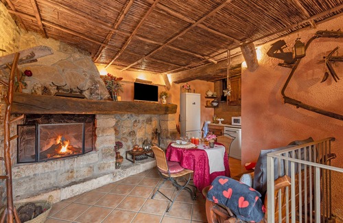 Pontons House | Country House 'La Cova De Can Pavet' with Mountain View, Private Terrace and Wi-Fi