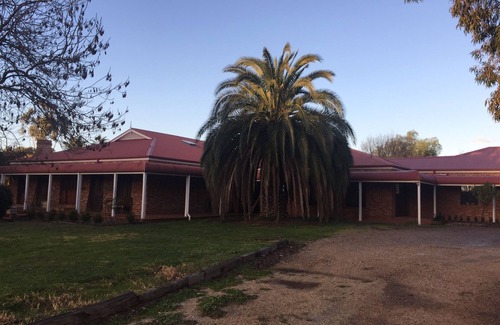 Lake Albert House | Country House - Large Home suitable for travelers, workers and families