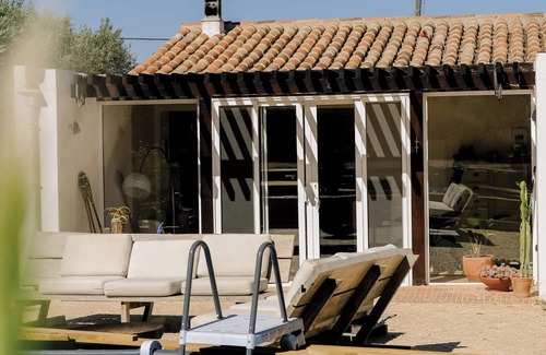 Fonte do Bispo Villa | Country House 'Outbase Explorers' with Shared Pool, Shared Garden and Wi-Fi