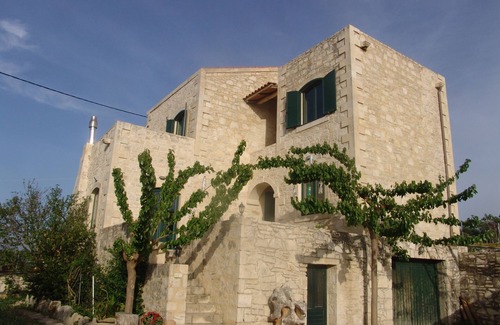 Margarites House | Country House 'Vila Aloni' with Private Terrace, Wi-Fi and Air Conditioning