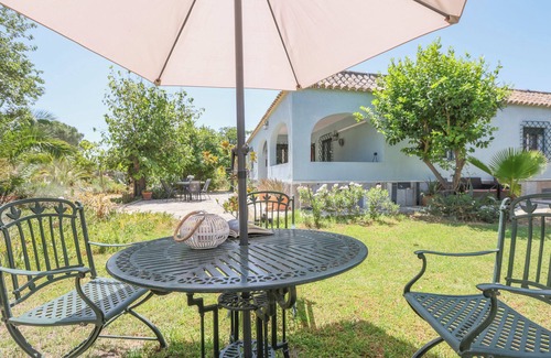 Arahal House | Country House 'Villa Moral' with Private Pool, Wi-Fi and Air Conditioning