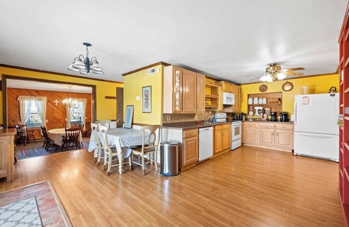 Jonesville House | Country Lodge for 18, With Pool and Pond, Near Ark