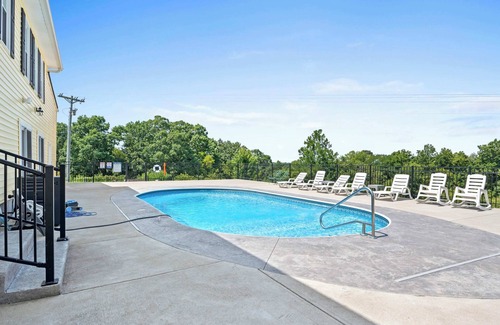 Jonesville House | Country Lodge for 18, With Pool and Pond, Near Ark