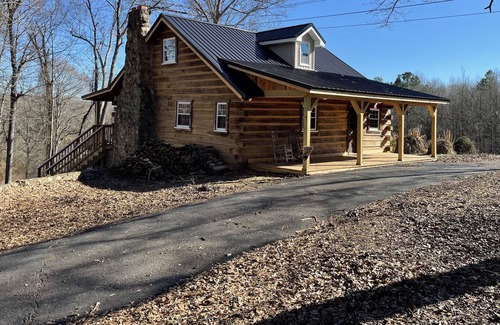 Simpsonville Cabin | Country Log Cabin on The Reedy River