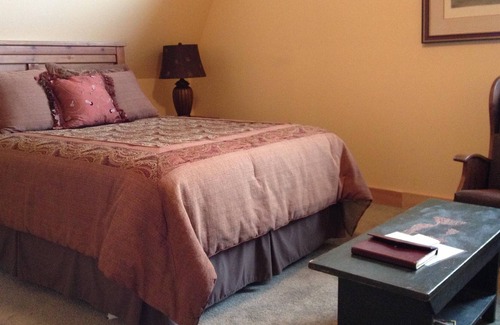 Lexington Cabin | Country Tweed Queen Suite in Heartstone Lodge