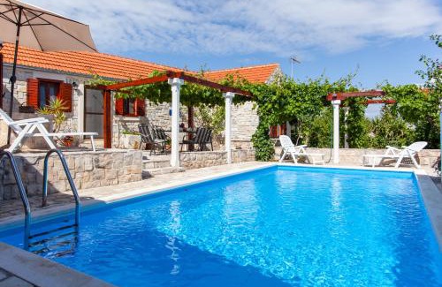 Cove Donja Krusica (Donje selo) House | Countryside Family Villa with Private Pool