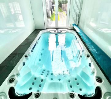 Fowlmere House | Countryside Retreat - Indoor Pool, Sauna, Hot Tub