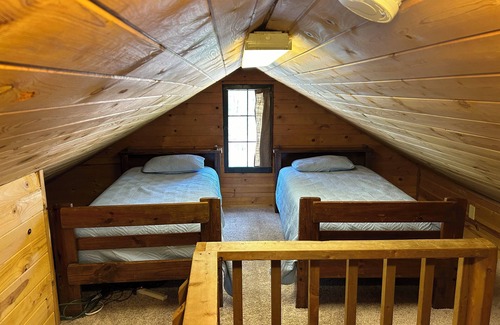 Itasca County Resort | Couple-friendly cabin, new bed, amazing lake shore