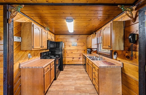 Gatlinburg - Pigeon Forge Cabin | Couples Getaway-2 King Beds-SL 4-9 Mins to D'wood- Many Bear Visits-Clean Cabin