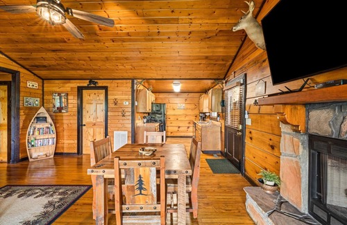 Gatlinburg - Pigeon Forge Cabin | Couples Getaway-2 King Beds-SL 4-9 Mins to D'wood- Many Bear Visits-Clean Cabin