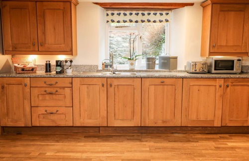 Tuckenhay Cottage | COURT PRIOR COTTAGE, pet friendly, with open fire in Cornworthy