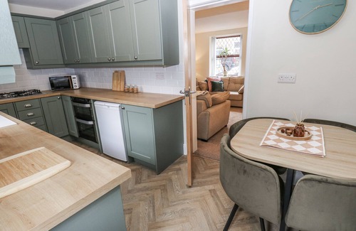 Uppermill Cottage | COURT STREET COTTAGE, family friendly, with a garden in Uppermill