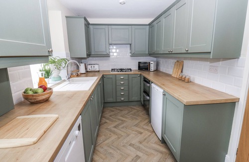 Uppermill Cottage | COURT STREET COTTAGE, family friendly, with a garden in Uppermill