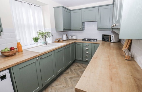 Uppermill Cottage | COURT STREET COTTAGE, family friendly, with a garden in Uppermill